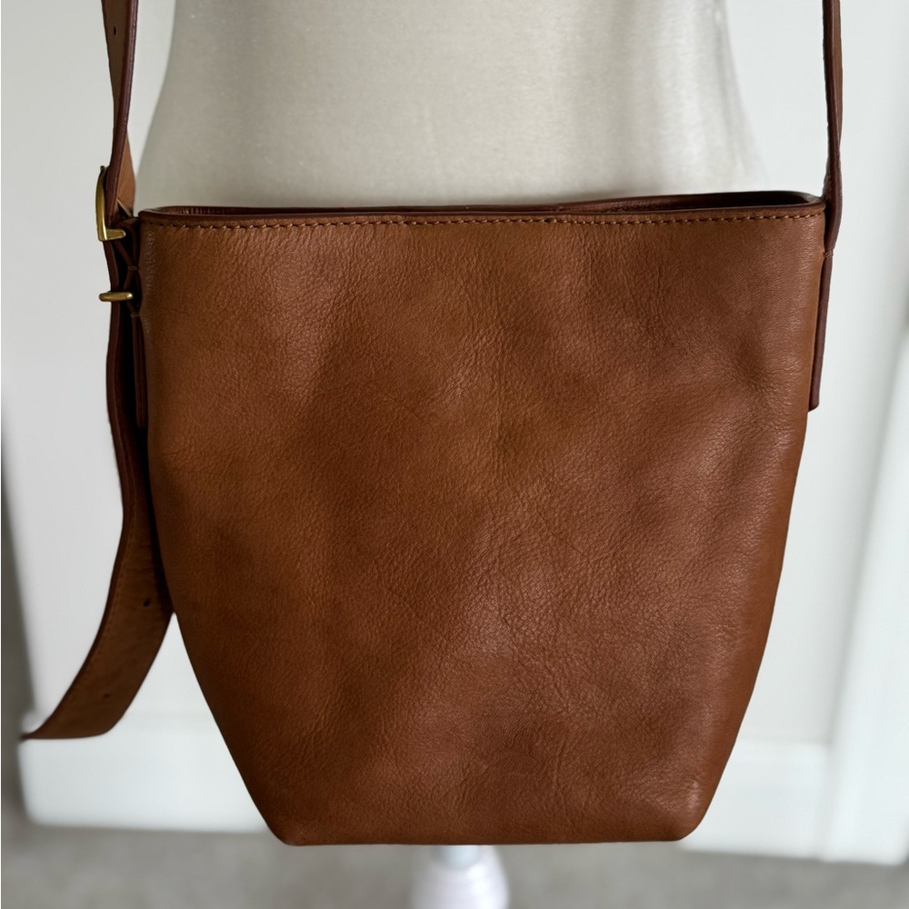 Elegant Brown Leather Crossbody Bag - Picture 2 of 6